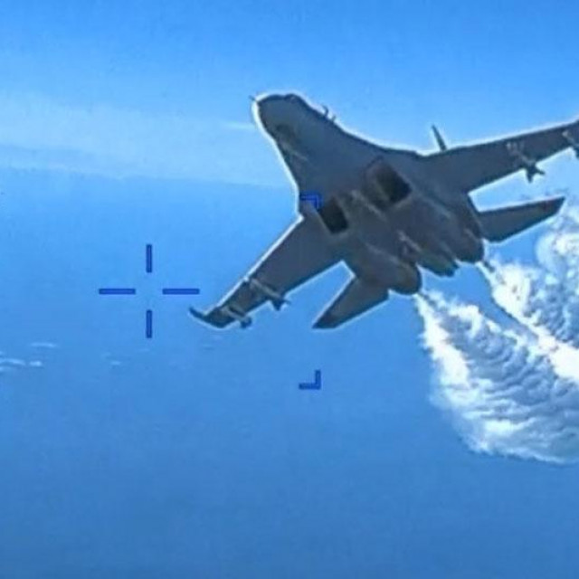 Arhivska fotografija incidenta iznad Crnog mora u kojem se ruski borbeni avion Su-27 ”zaletio” prema američkom dronu MQ-9 Reaper