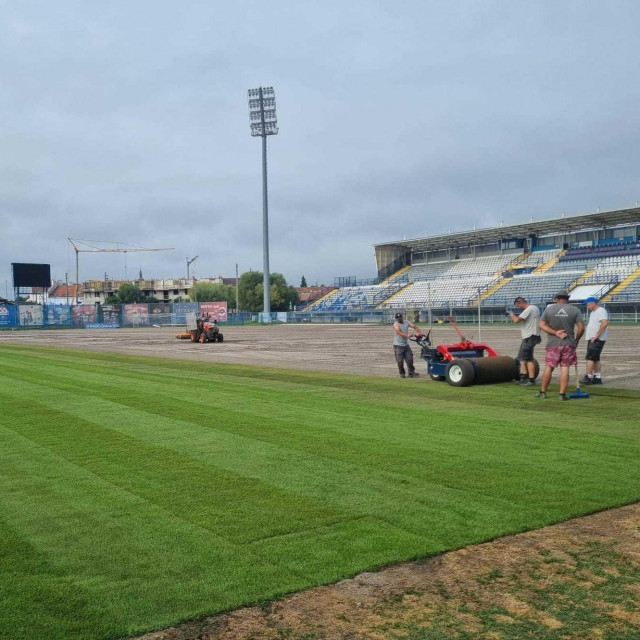 Postavljanje travnjaka na Gradskom stadionu ‘Ivan Kušek-Apaš‘ u Koprivnici