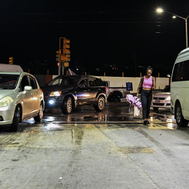 Redovi ispred benzinskih postoja na Barbadosu jer se građani pripremaju za nadolazeću oluju