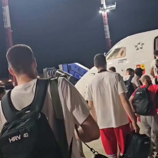 Hrvatski košarkaši na ukrcaju u avion