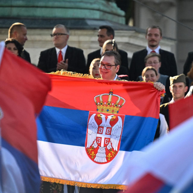 Vučić sa zastavom na Svesrpskom saboru u Beogradu