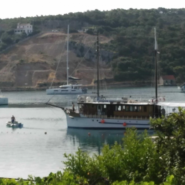 ‘Orao‘ koji se reklamira kao brod-restoran na sidru u Maloj maslinici, u uvali Piškera