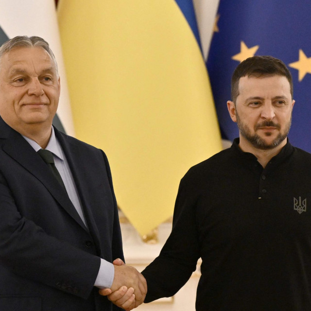 Ne pretjerano srdačno surkovanje ukrajinskog predsjednika Volodimira Zelenskog i mađarskog premijera Viktora Orbána, Kijev, 2. srpnja 
