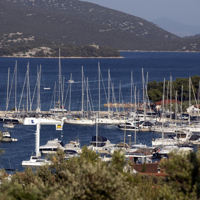 SPECIJAL JUTARNJI!
Jezera, 200721.
Fotke uz reportaze iz ACI marine Jezera na Murteru za nauticku patrolu Jutarnjeg lista.
Na fotografiji: ACI marina Jezera na otoku Murteru.