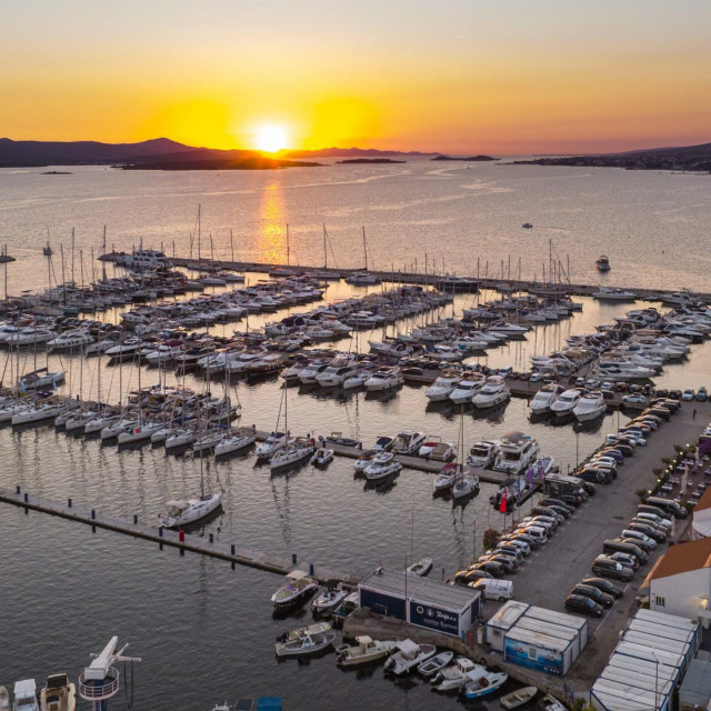 Biograd, 220722.
Nauticko jedro.
Marina Kornati u Biogradu u vlasnistvu tvrtke Ilirija, kapaciteta od 800 vezova,jedna je od najvecih nautickih marina na Jadranu.
Na fotografiji: Marina Kornati.