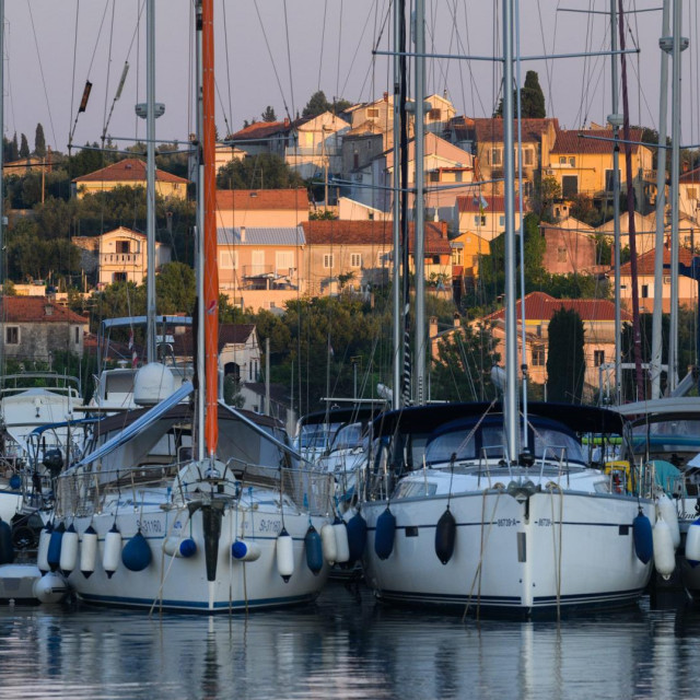 Sutomiscica, otok Ugljan, 230722.
Nauticko jedro.
Marina Olive island, mala obiteljska marina smjestena u dubokoj zasticenoj uvali u mjestu Sutomiscica na Ugljanu.
Na fotografiji: marina Olive island