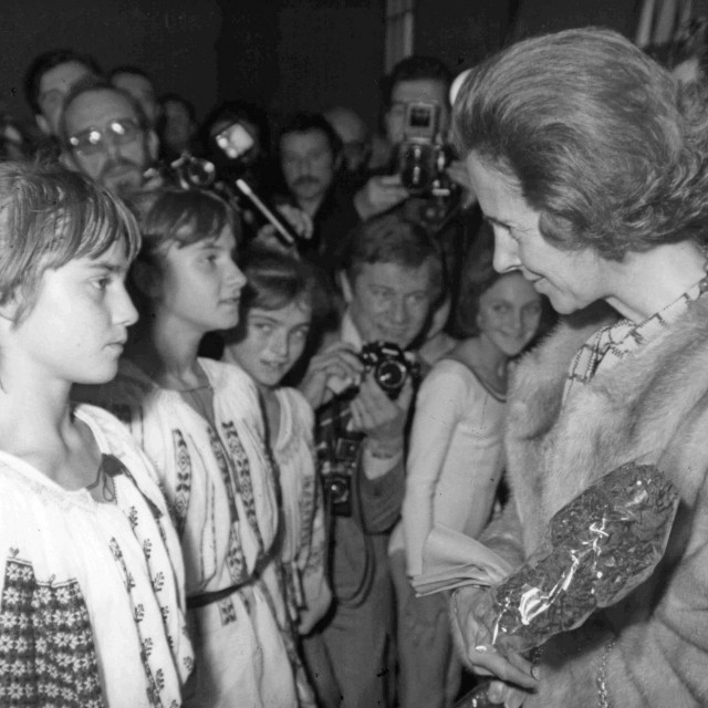 Belgijska kraljica Fabiola u posjetu Oneştiju u listopadu 1976., na susretu s Nadijom Comăneci u gimnaziji s programom tjelesnog odgoja