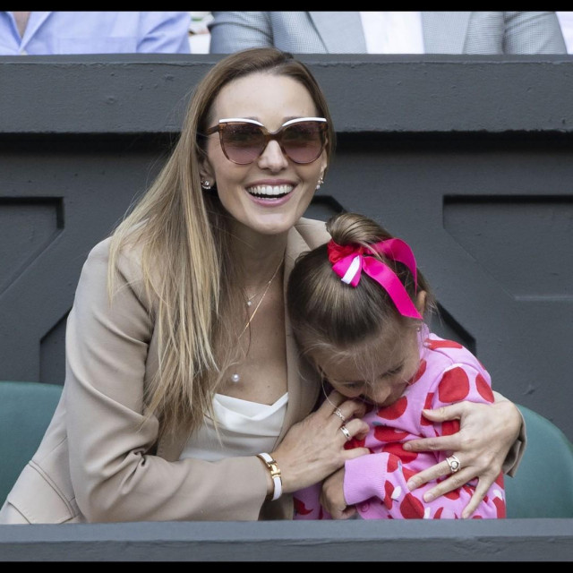 Jelena i Tara bile su dobro raspoložene na tribinama Wimbledona gdje su navijale za Novaka 