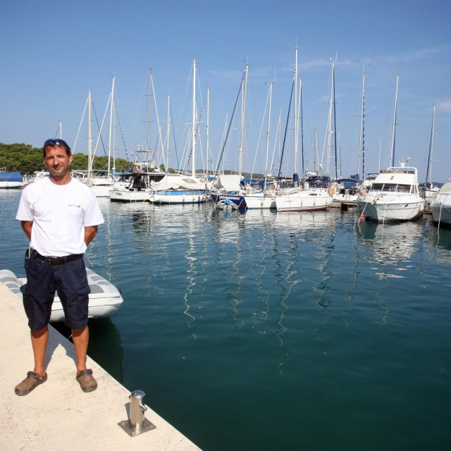 SPECIJAL JUTARNJI!
Veli Rat, 240718.
Marina Baotic u Velom Ratu na Dugom Otoku za nauticku patrolu.
Na fotografiji: voditelj marine Dean Zagar.