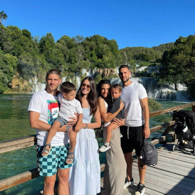 Andrej Kramarić i Marko Pjaca s obitelji na izletu u prirodi