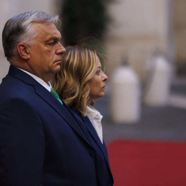 Viktor Orban. U pozadini: Giorgia Meloni, talijanska premijerka