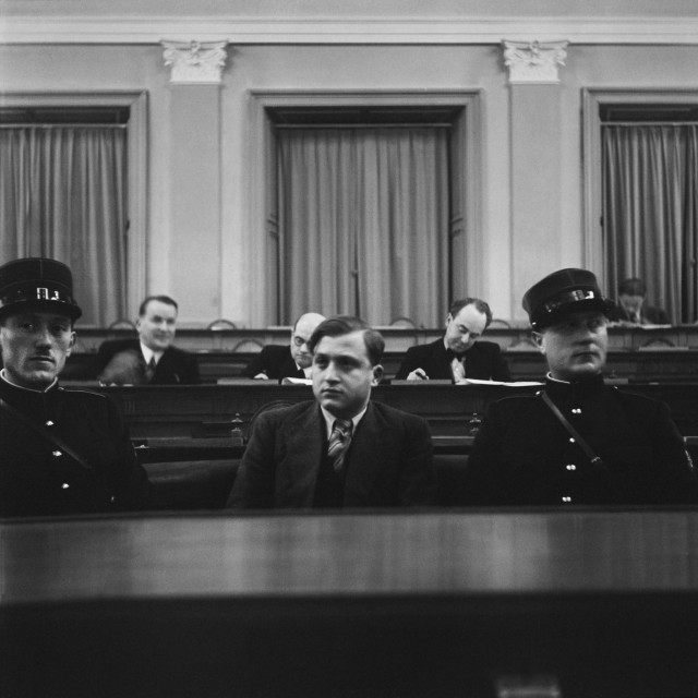 David Frankfurter (u sredini) na suđenju u Švicarskoj