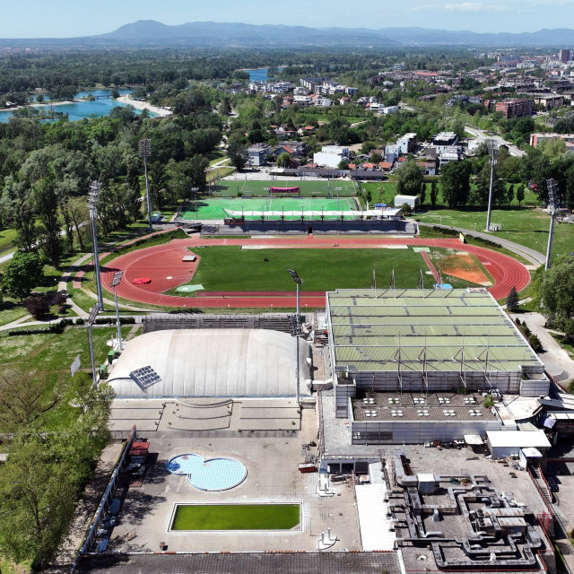 Zagreb, 150424.
Sportski park Mladost u Jarunskoj ulici.
Na fotografiji: Bazen Mladost i atletski stadion.