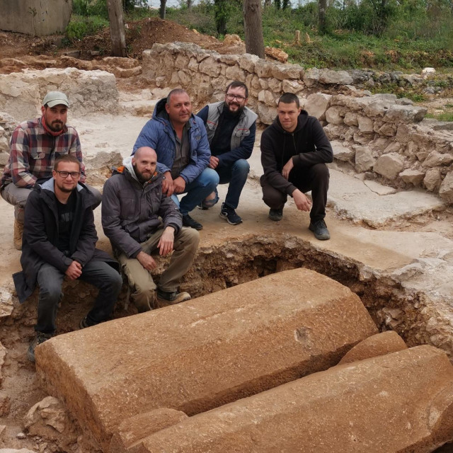 Arheološka ekipa iz tvrtke Arheolog d.o.o. koja je otkrila ranokršćanske sarkofage kod Novalje