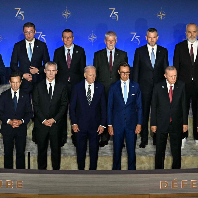 Zajednička fotografija čelnika članica NATO-a na summitu u Washingtonu
