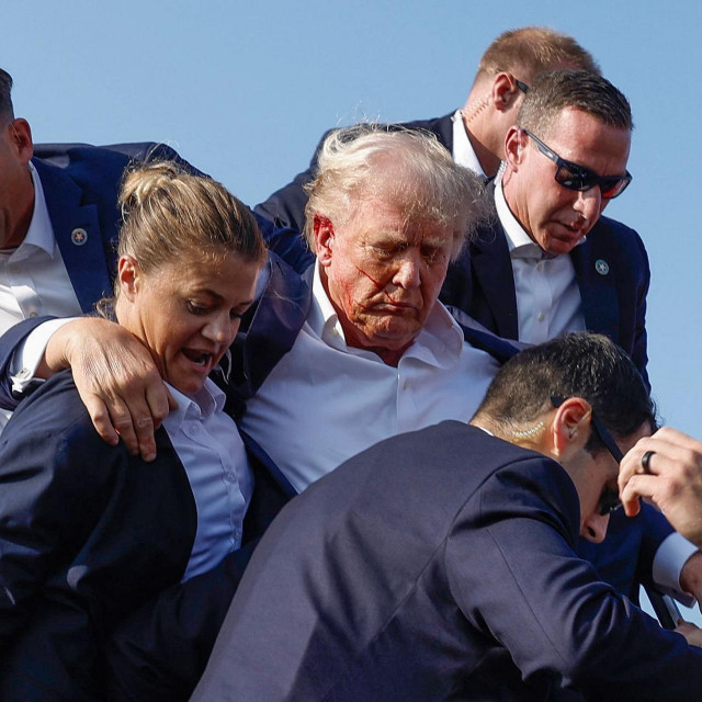 Pripadnici američke Tajne službe odvode Donalda Trumpa s bine 