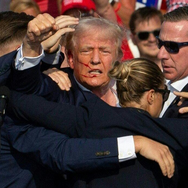 Donald Trump diže stisnutu šaku u zrak neposredno nakon atentata, okužen agentima Tajne službe