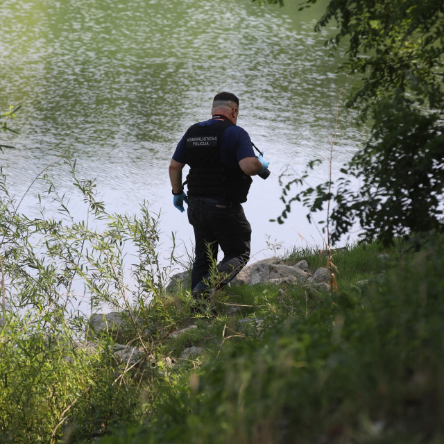 Jutros u 8.17 sati policija je dobila dojavu o slijetanju automobila u rijeku Dravu. Traje potraga za automobilom. Više detalja biti ce poznato nakon policijskog očevida