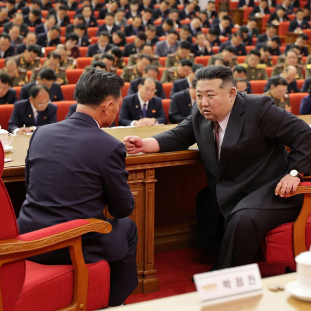 Kim Jong-un tijekom sastanka Radničke partije Sjeverne Koreje