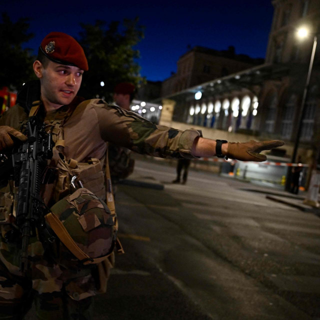 Francuski vojnik ispred željezničkog kolodvora nakon napada