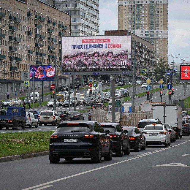 Unatoč velikim plakatima na ulicama Moskve, koji pozivaju ljude u vojsku, mnogi su odlučili napustiti Rusiju