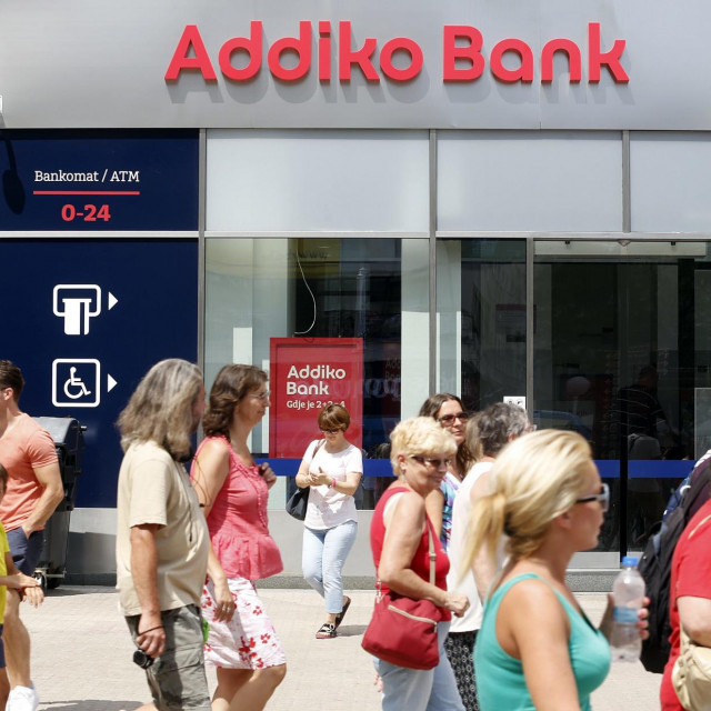 Zagreb, 200716.
Trg bana Josipa Jelacica 3.
Bivsa Hypo banka promijenila je naziv u Addiko banka.
Na fotografiji: Addiko Bank na mjestu bivse Hypo banke.