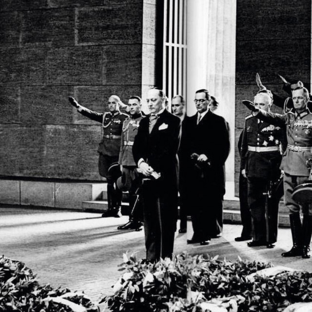 
Pukovnik Vladimir Vauhnik i veleposlanik Ivo Andrić s njemačkim diplomatima i časnicima polažu vijenac na spomenik neznanom junaku u Berlinu 1939.