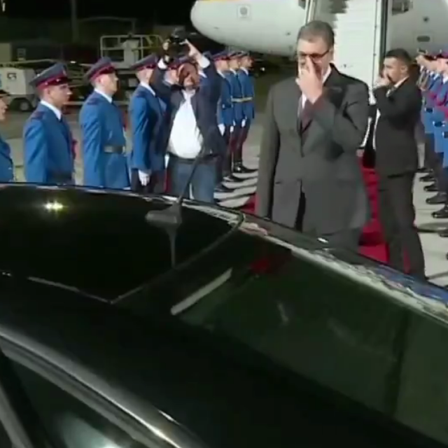 Aleksandar Vučić čeka da automobil Olafa Scholza napusti zračnu luku u Beogradu