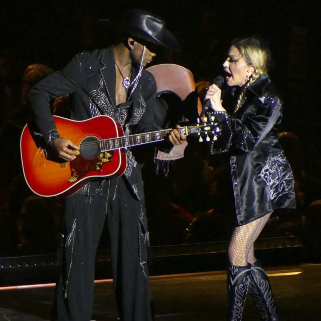 Madonna i David na nastupu na turneji Celebration