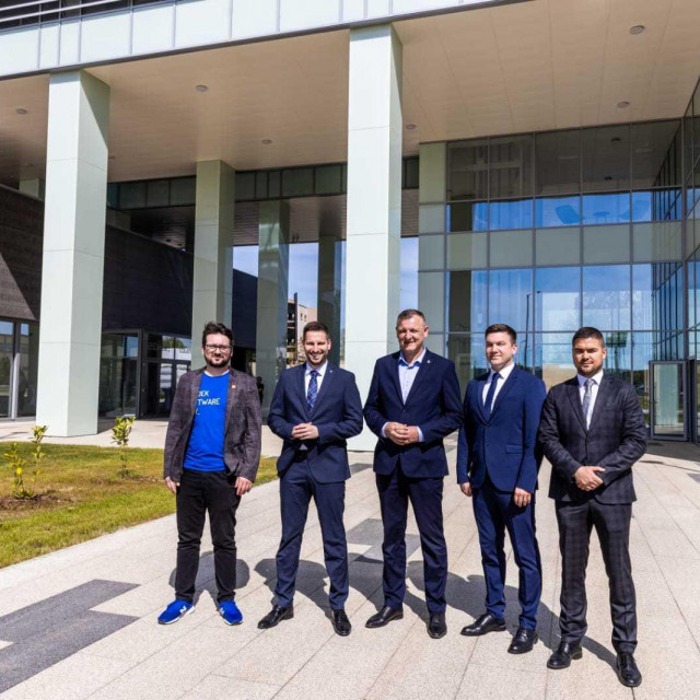Osječki gradonačelnik Ivan Radić i uzvanici na otvaranju IT poslovnog centra Osijek