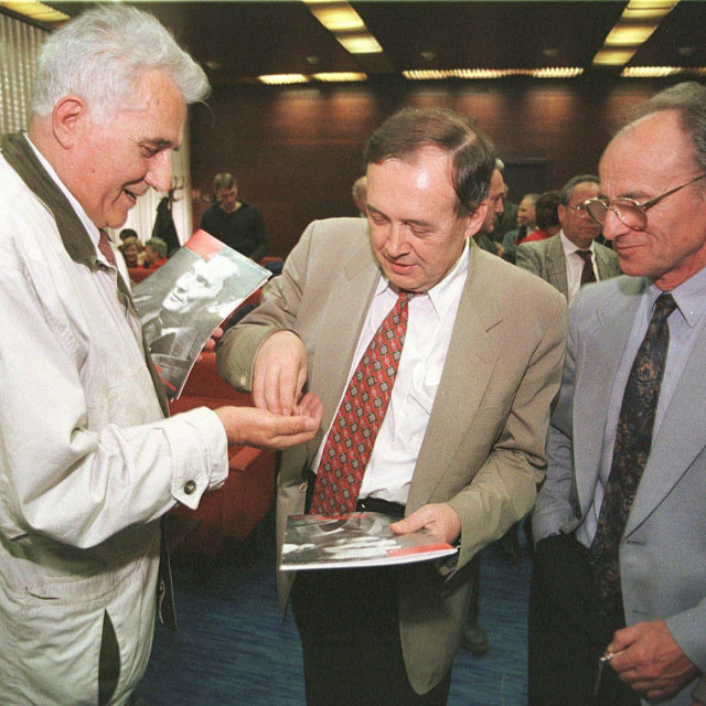 Stipe Šuvar(sredina)kupuje Časopis ”Hrvatska ljevica”