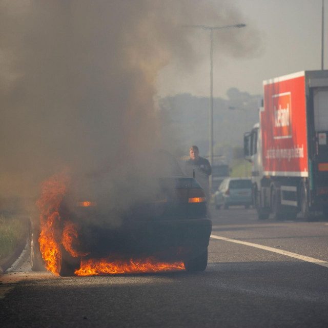 Zapaljeni automobil (ilustracija)