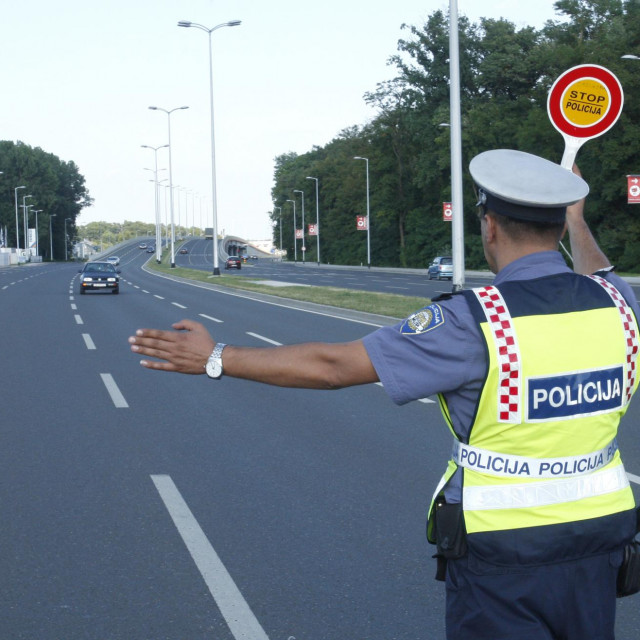 Policija zaustavlja vozača (ilustracija)