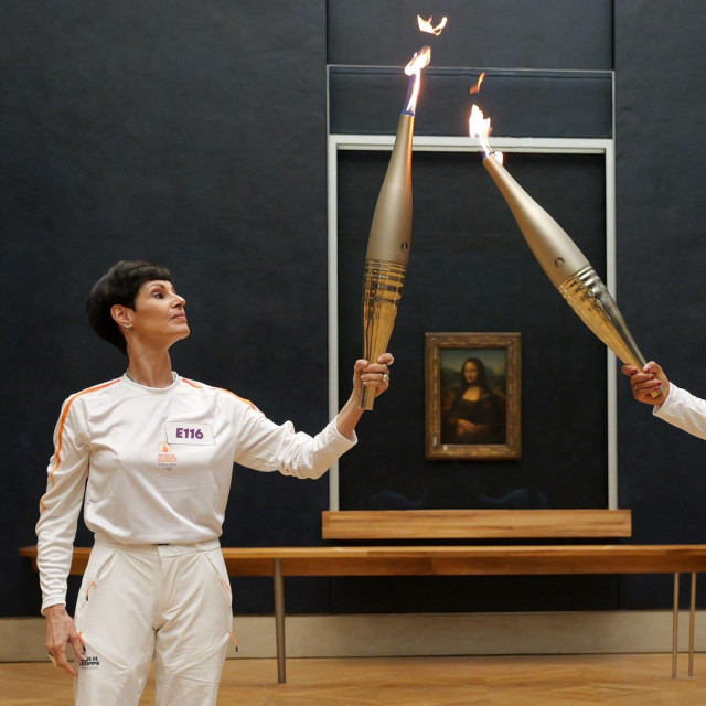Olimpijski plamen ispred Mona Lise u Louvreu