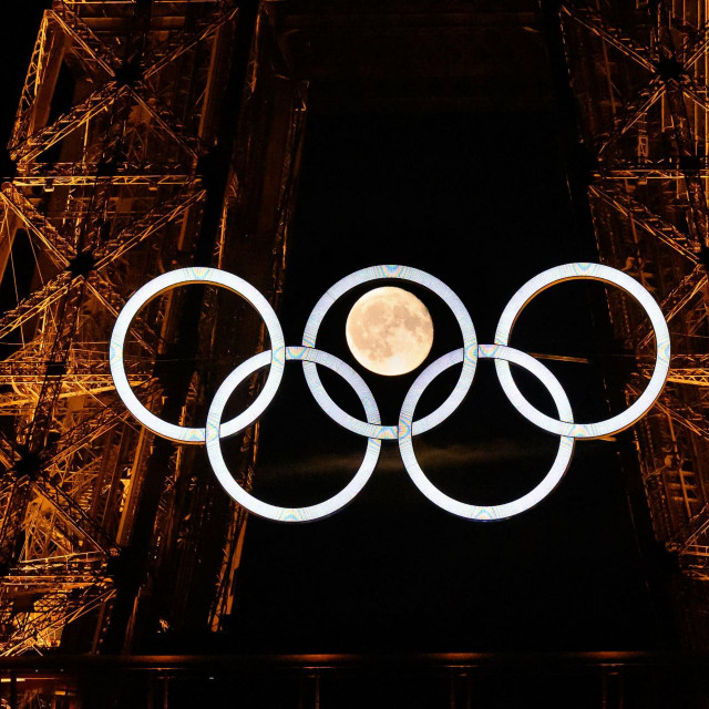 Mjesec u olimpijskim krugovima ispred Eiffelova tornja