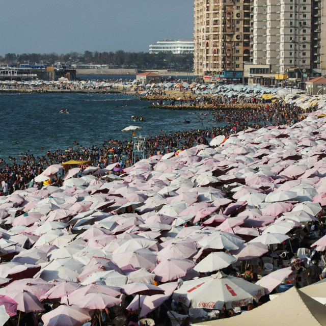Gužve na plaži u Aleksandriji