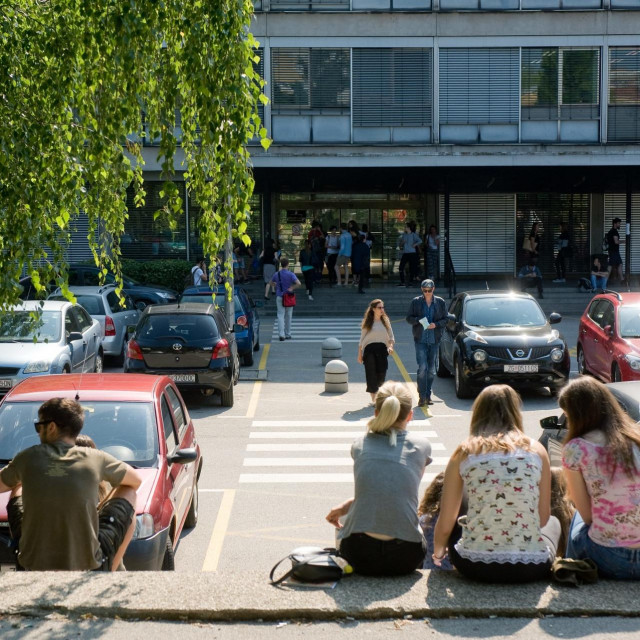 
Studenti ispred Filozofskog fakulteta u Zagrebu.