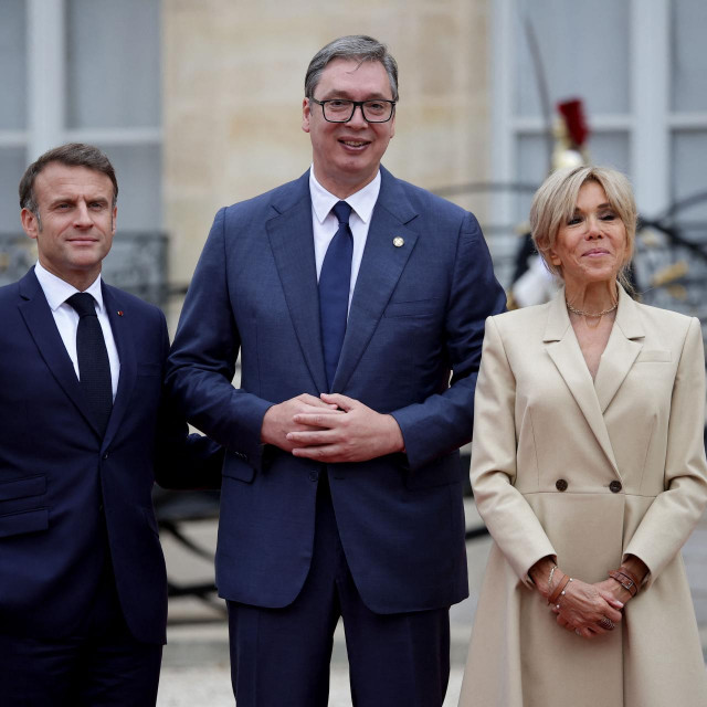 Emmanuel Macron (lijevo), Aleksandar Vućić (sredina), Brigitte Macron (desno)