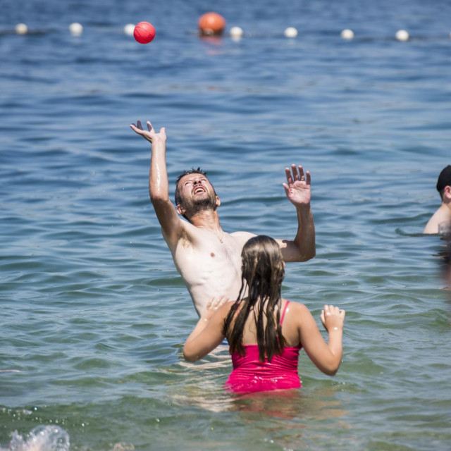Sibenik, 130724. Gradjani i turisti osvjezenje od nesnosnih vrucina potrazili u moru na plazi Banj.
