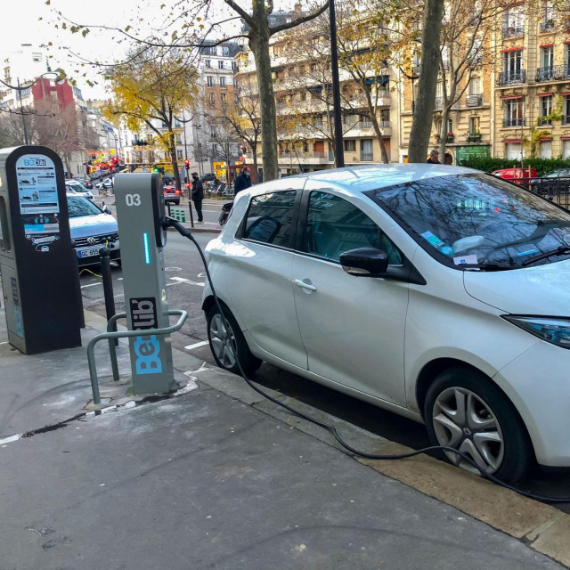 Električni auto na punjaču