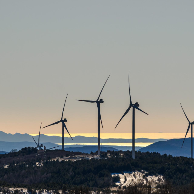 Pogled sa Svilaje na vjetroelektranu Ogorje koja sa 14 vjetroagregata godisnje proizvodi preko 100 GWh elektricne energije