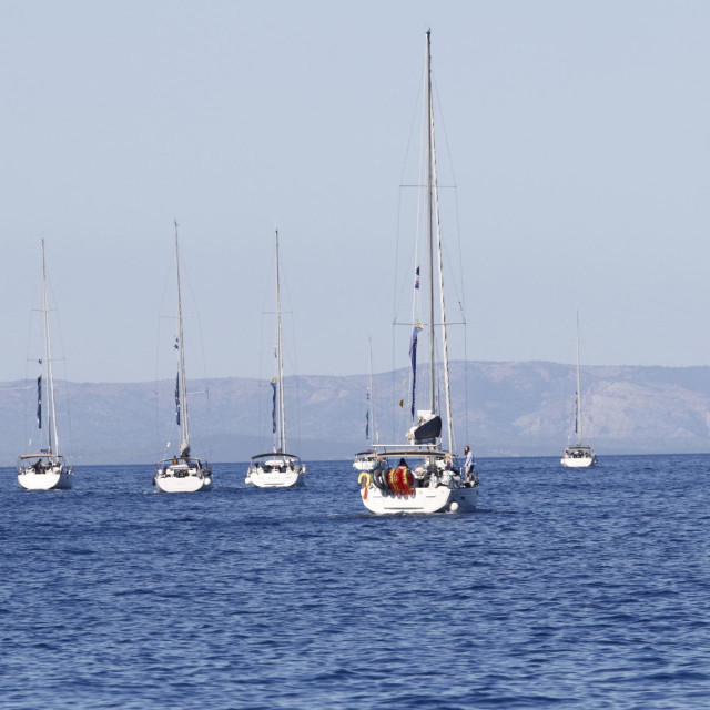 Makarska, 310723.
Veliki broj charter jedrilica na kruznom putovanju prenocio je u makarskoj gradskoj luci odakle su jutros nastavile prema slijedecoj destinaciji.
Na fotografiji: isplovljavljanje nauticara iz makarske gradske luke.