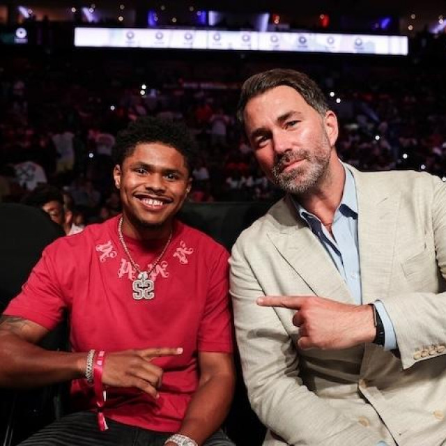 Shakur Stevenson (lijevo) i Eddie Hearn (desno)