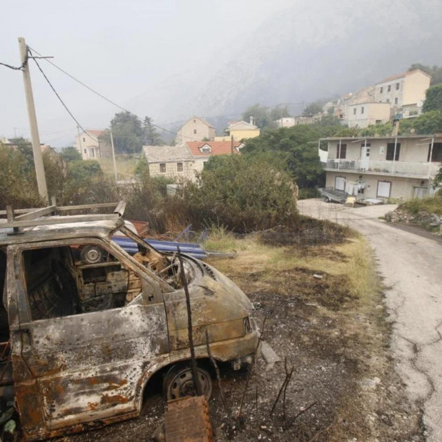 Apokaliptične scene smo zatekli u Sridi Sela gdje su izgorjeli automobili, stare kamene kuće i veći dio makije i obrađenog zemljišta