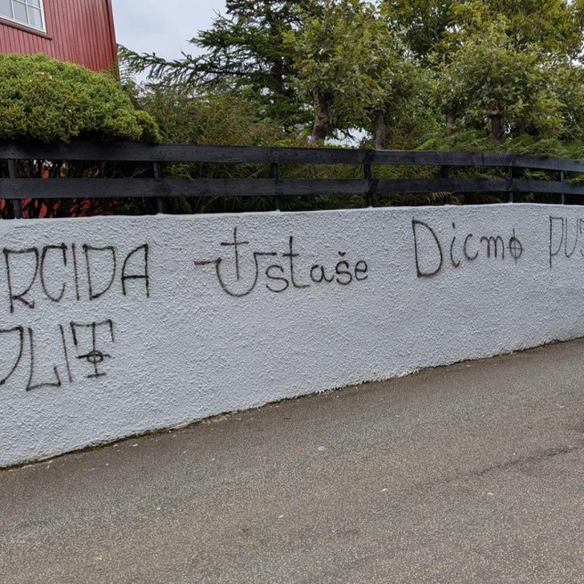 Navijači Hajduka išarali zidove