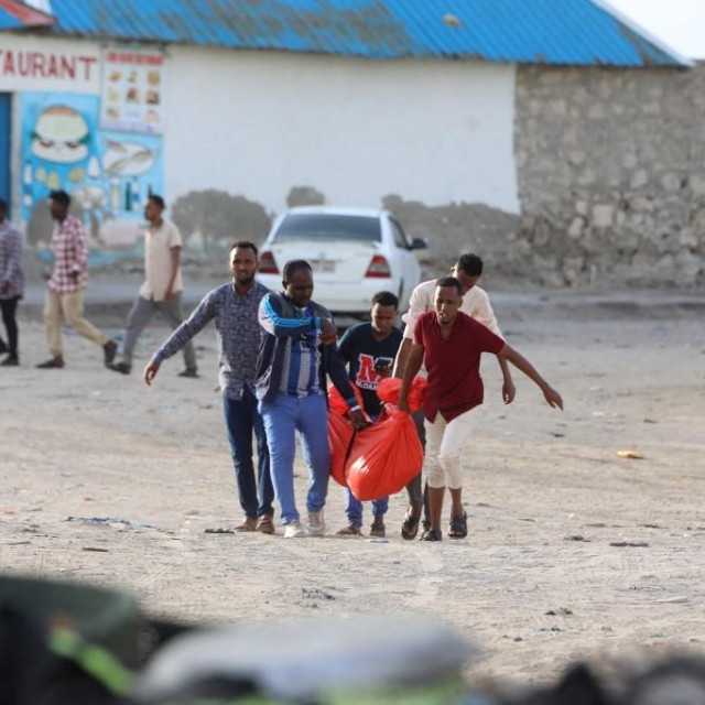 Rođaci nose tijelo žene ubijene u napadu u glavnom gradu Somalije