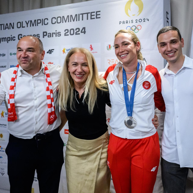 Donna s tatom Igorom, mamom Brankicom i bratom Brunom slavi srebrnu medalju
 