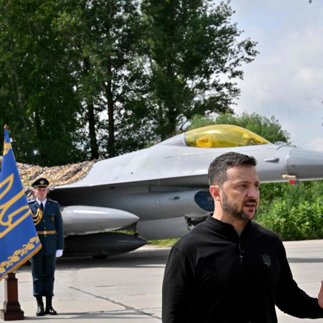 Volodimir Zelenski ispred F16 zrakoplova