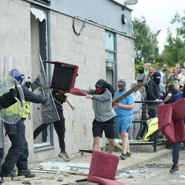 Napad na hotel Holiday Inn u engleskom gradu Rotherhamu