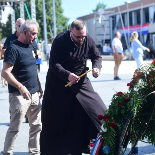 Ivica Jonjić iz Karlovca, predsjednik Udruge hrvatskih branitelja pravoslavne vjere, položio je vijence i zapalio svijeće s đakonom Ilijom Čalinom, rođenim Ličaninom